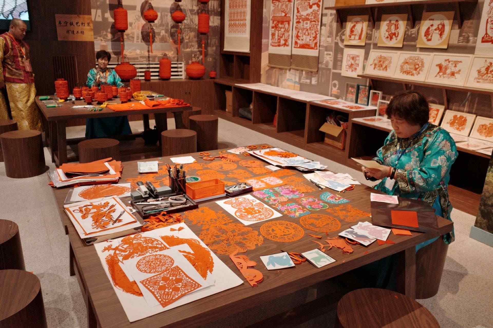 “氣象萬千——中國非遺保護(hù)實(shí)踐主題展”上，非遺傳承人現(xiàn)場(chǎng)展示。人民網(wǎng)記者 劉微攝