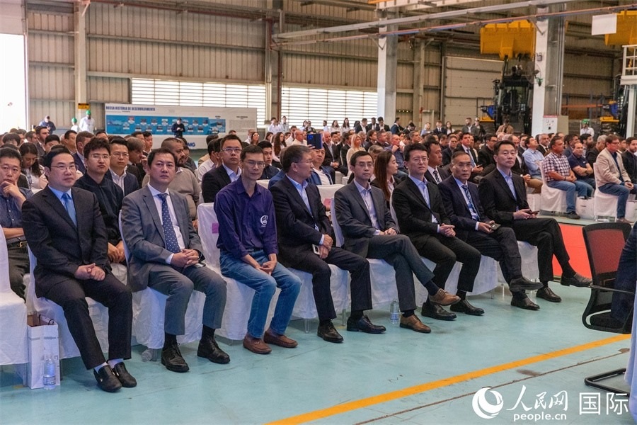 巴西米納斯吉拉斯州、波蘇阿雷格里市政府官員，徐工巴西制造的供應(yīng)商、經(jīng)銷商、客戶伙伴和員工代表，以及在巴中資機構(gòu)代表等200多人，出席了徐工巴西制造投產(chǎn)運營10周年暨第23456臺產(chǎn)品下線儀式。 人民網(wǎng) 威廉·科埃略·維亞納攝