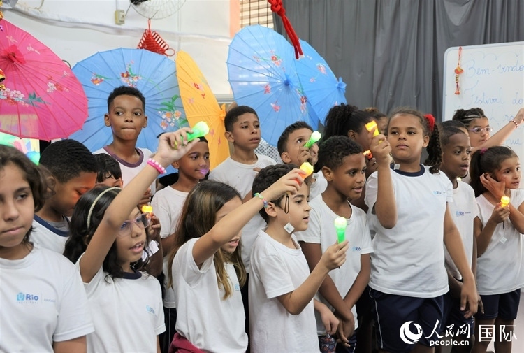 端午節(jié)活動(dòng)在里約薩繆爾·韋納公立學(xué)校舉辦，該校師生合唱中文歌曲。 人民網(wǎng)記者 時(shí)元皓攝