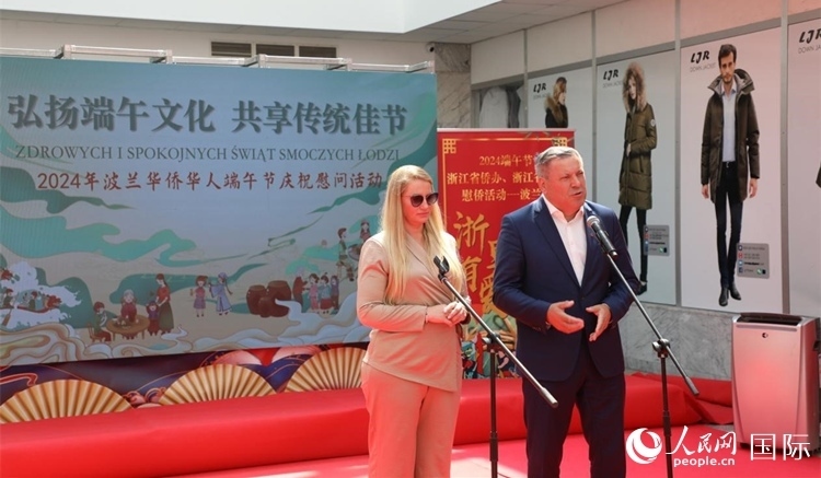 皮耶霍欽斯基（右）在活動上致辭。人民網(wǎng)記者 李增偉攝