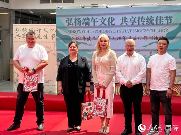 向波蘭友人發(fā)放端午節(jié)慰問品。人民網(wǎng)記者 李增偉攝