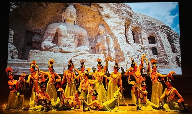 展演現(xiàn)場(chǎng)，同學(xué)們?cè)诒硌莨?jié)目《云岡飛天印象》。校方供圖