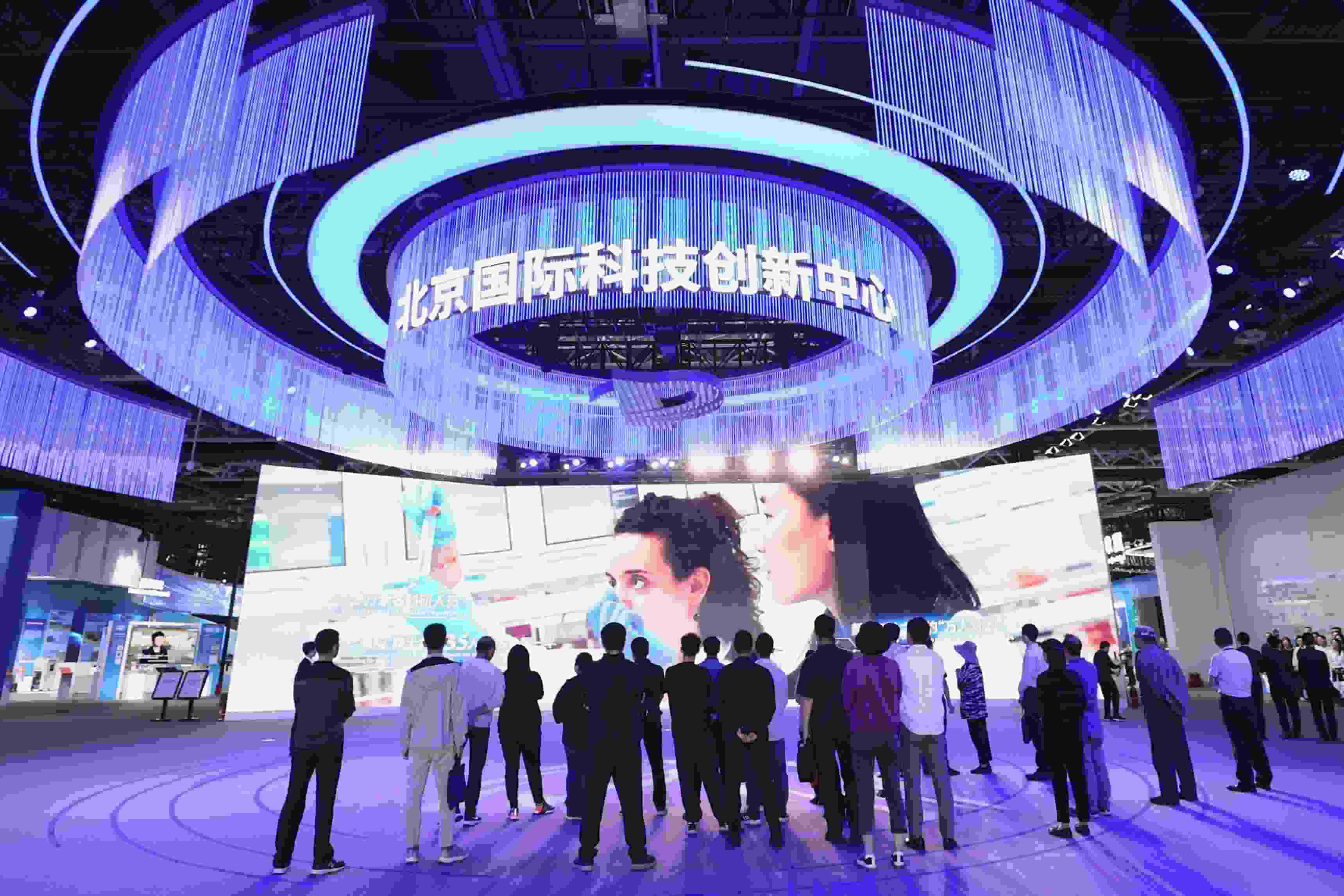 △2024年5月11日，觀眾在中關(guān)村展示中心觀看科技創(chuàng)新宣傳片。