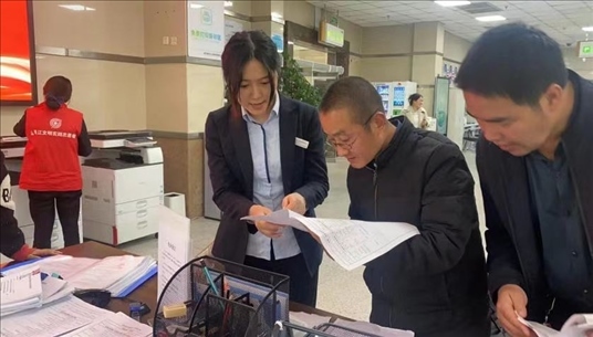 成都市溫江區(qū)市場監(jiān)管局為群眾提供“個轉(zhuǎn)企”登記幫辦服務。成都市市場監(jiān)管局供圖