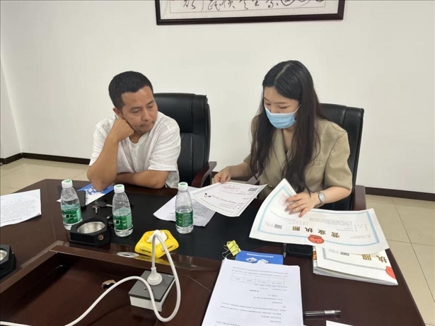 成都市溫江區(qū)市場監(jiān)管局在區(qū)農(nóng)副產(chǎn)品流通交易中心為商戶上門辦理“個轉(zhuǎn)企”登記。成都市市場監(jiān)管局供圖