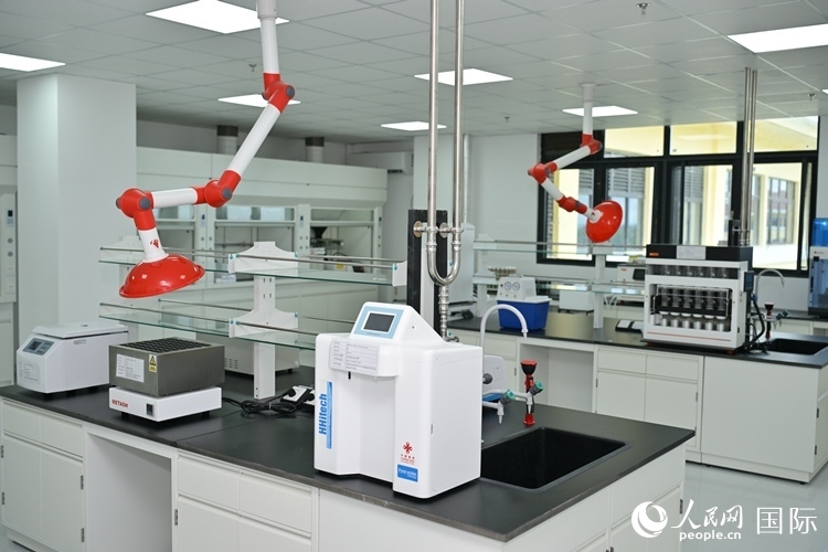 援緬甸國(guó)家疾控中心實(shí)驗(yàn)室內(nèi)。人民網(wǎng)記者 謝佳君攝