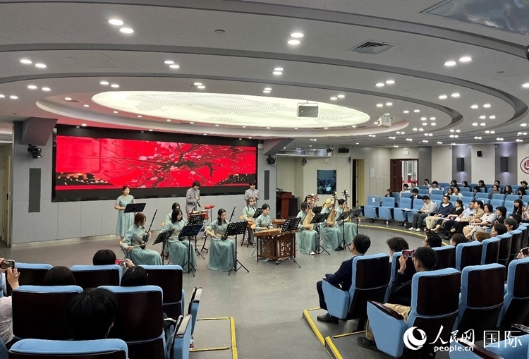 北京第二外國語學(xué)院學(xué)生帶來民樂表演。人民網(wǎng)記者 陳思攝