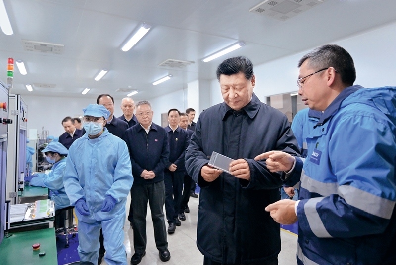 2024年3月18日至21日，中共中央總書記、國(guó)家主席、中央軍委主席習(xí)近平在湖南考察。這是18日下午，習(xí)近平在中德合資企業(yè)巴斯夫杉杉電池材料有限公司考察。 新華社記者 謝環(huán)馳/攝