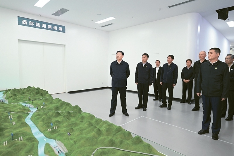 2023年12月14日至15日，中共中央總書記、國(guó)家主席、中央軍委主席習(xí)近平在廣西考察。這是14日上午，習(xí)近平在南寧市考察中國(guó)—東盟信息港股份有限公司，結(jié)合平陸運(yùn)河沙盤聽(tīng)取西部陸海新通道骨干工程建設(shè)匯報(bào)。 新華社記者 謝環(huán)馳/攝