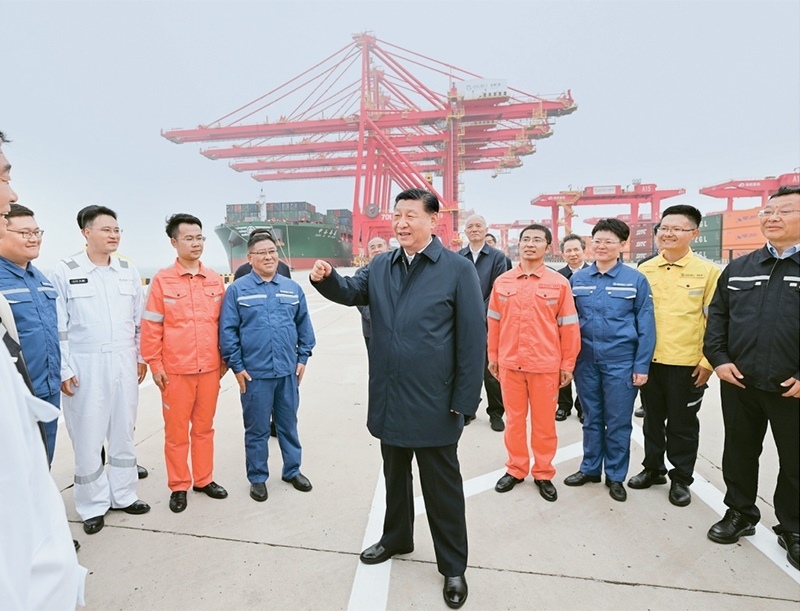 2024年5月22日至24日，中共中央總書記、國(guó)家主席、中央軍委主席習(xí)近平在山東考察。這是22日下午，習(xí)近平在日照港親切慰問(wèn)港口科技工作者、運(yùn)營(yíng)人員、航運(yùn)人員。 新華社記者 謝環(huán)馳/攝