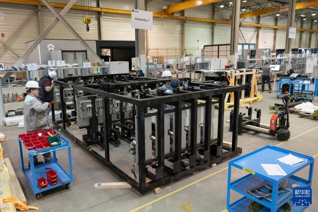 2024年1月26日，在匈牙利比奧托爾巴吉，員工在蔚來能源歐洲工廠工作。新華社發(fā)（弗爾季·奧蒂洛 攝）