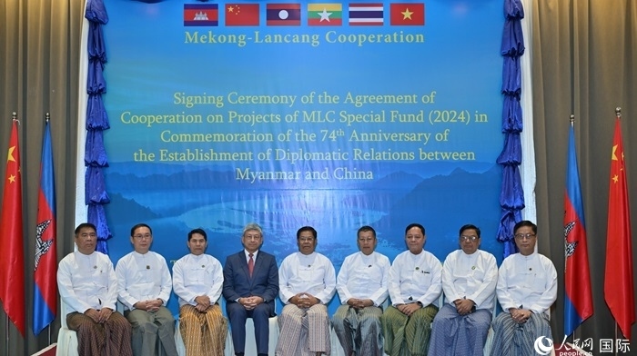 中國駐緬甸大使陳海（左四）與緬方執(zhí)行部委部長合影。人民網記者 謝佳君攝