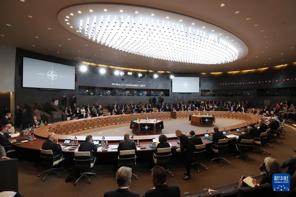 這是6月14日在比利時(shí)布魯塞爾北約總部拍攝的北約防長會現(xiàn)場。新華社記者 趙丁喆 攝