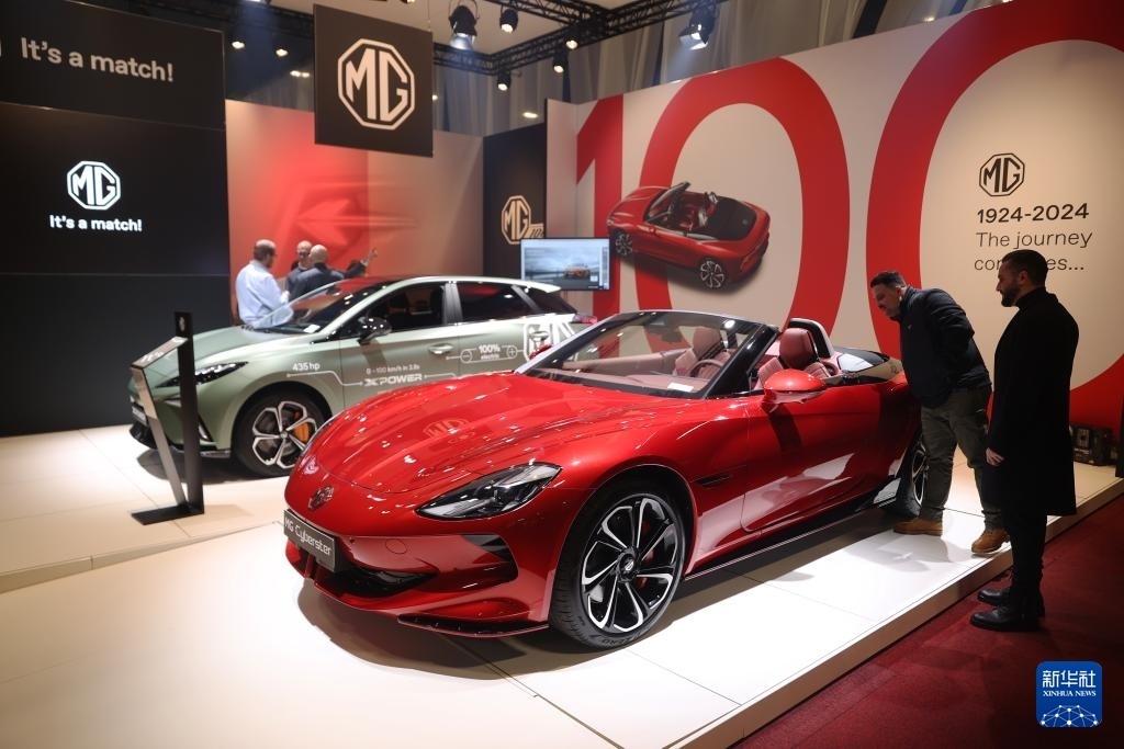 2024年1月17日，人們?cè)诒壤麜r(shí)布魯塞爾舉辦的2024布魯塞爾汽車展上參觀上汽名爵電動(dòng)汽車。新華社記者 趙丁喆 攝