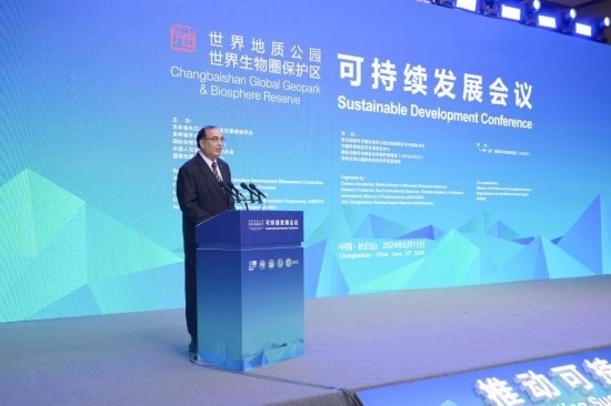  6月15日，聯(lián)合國(guó)教科文組織東亞地區(qū)辦事處主任夏澤翰在“長(zhǎng)白山·世界地質(zhì)公園、世界生物圈保護(hù)區(qū)可持續(xù)發(fā)展會(huì)議”上做主旨演講。新華社發(fā)