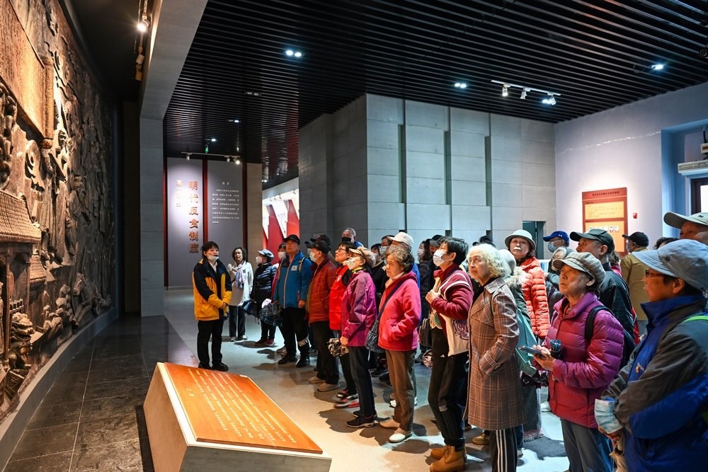 △ 2024年4月10日，北京朝陽區(qū)安慧里社區(qū)黨委組織離退休黨員參觀“明鏡昭廉”明代反貪尚廉歷史文化園。