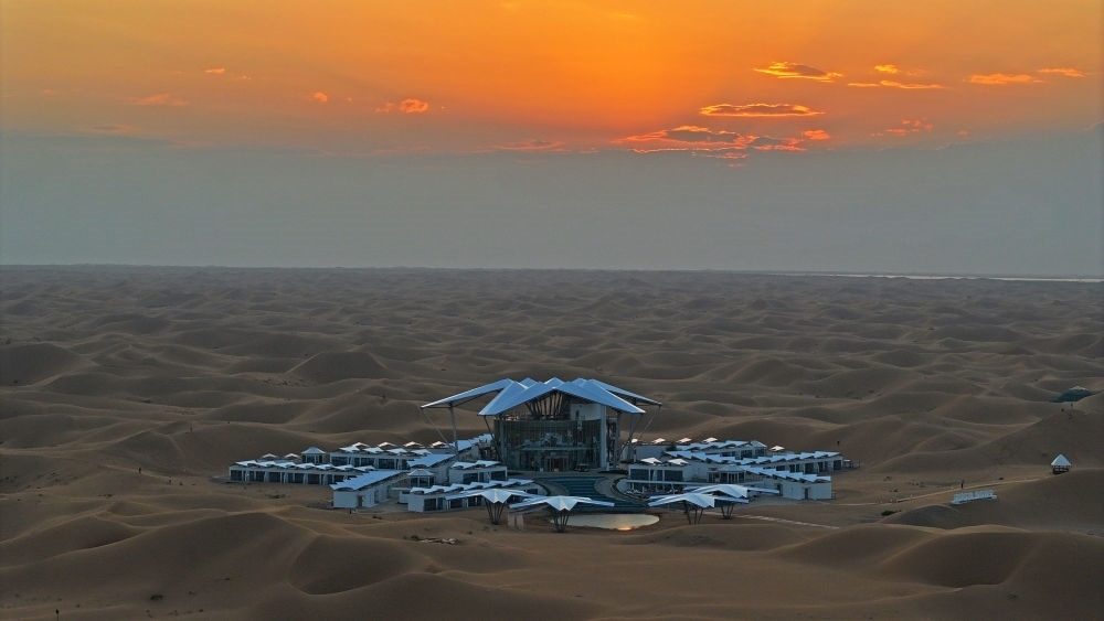 這是位于寧夏中衛(wèi)市沙坡頭景區(qū)的星星酒店（2023年9月6日攝，無人機(jī)照片）。新華社記者 王鵬 攝