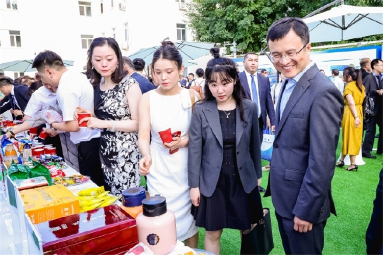 與會(huì)嘉賓參觀(guān)品鑒上合組織農(nóng)業(yè)基地特產(chǎn)。主辦方供圖