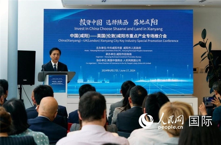 咸陽(yáng)市委書(shū)記夏曉中致辭。