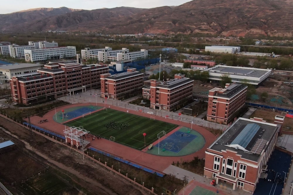 這是果洛西寧民族中學(xué)（2021年4月28日攝，無人機(jī)照片）。