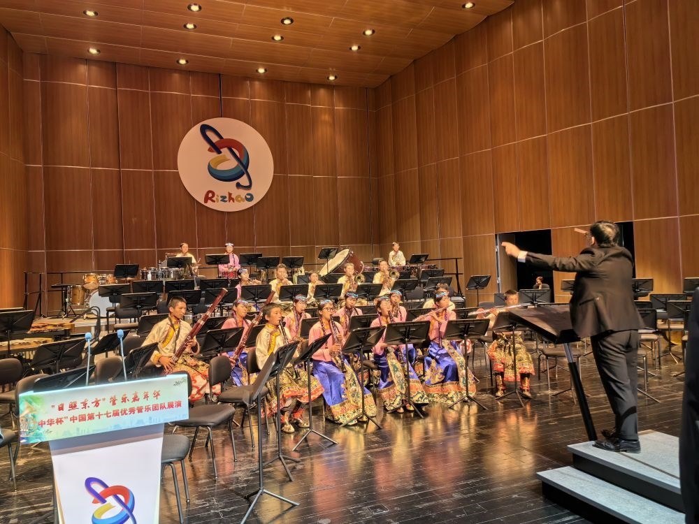 5月4日，來自果洛西寧民族中學(xué)的果洛州青少年管樂團(tuán)在山東省日照市演出。