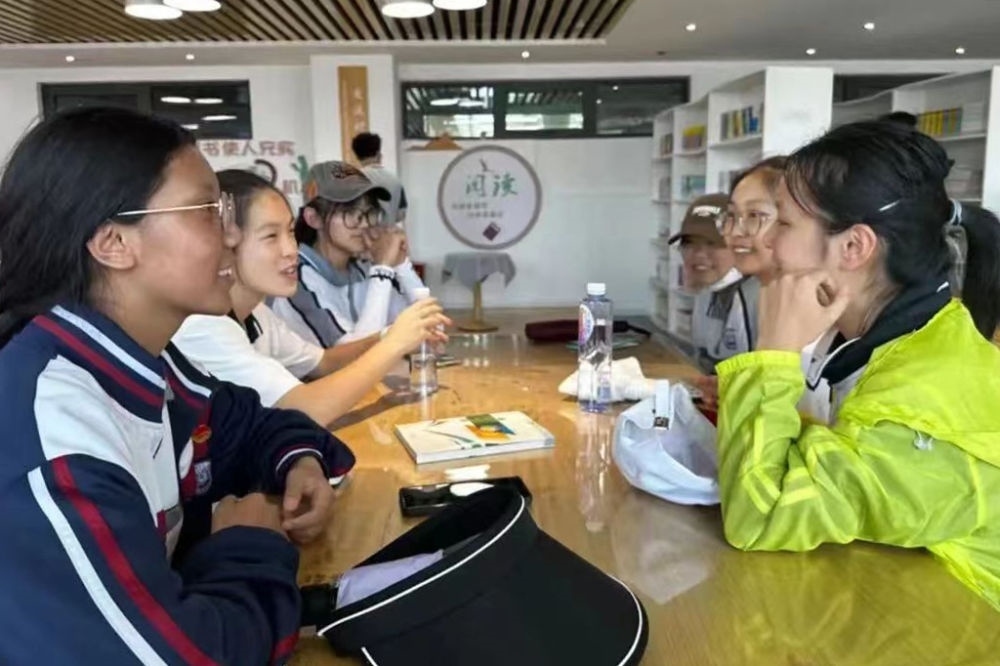 2023年7月10日，在果洛西寧民族中學(xué)，上海市大同中學(xué)學(xué)生（右）與果洛西寧民族中學(xué)學(xué)生交流。新華社發(fā)（果洛州教育局供圖）