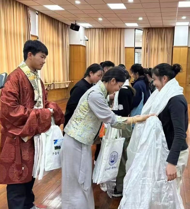 2024年1月18日，在上海市大同中學(xué)，果洛西寧民族中學(xué)學(xué)生給上海大同中學(xué)師生獻(xiàn)哈達(dá)。新華社發(fā)（果洛州教育局供圖）