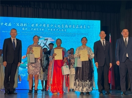 李旭東教育參贊（左一）與赴華參賽選手等合影留念。（圖片來(lái)源：孔子課堂）