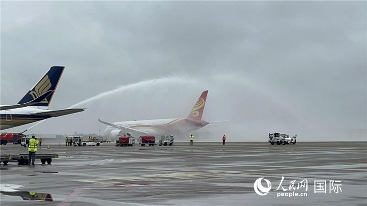 航班享受“水門禮”后起飛。牛瑞飛攝