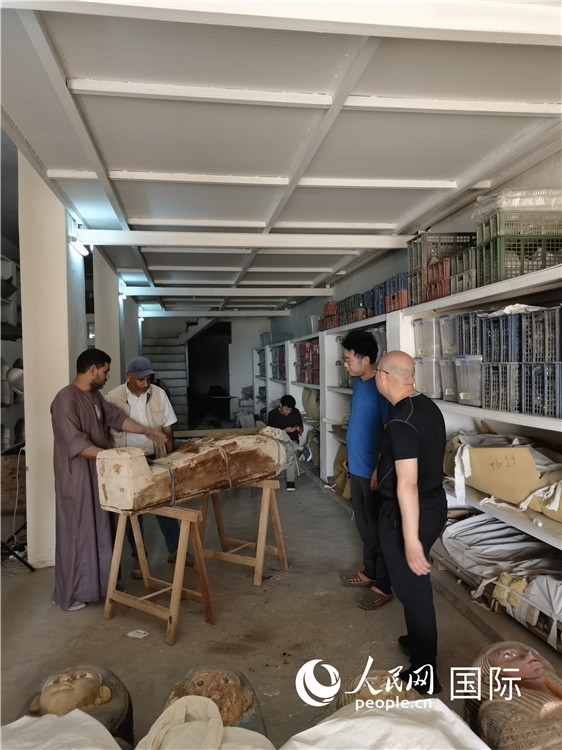 圖為中埃薩卡拉新出土文物數(shù)字化調(diào)查與研究項目團隊在工作現(xiàn)場。