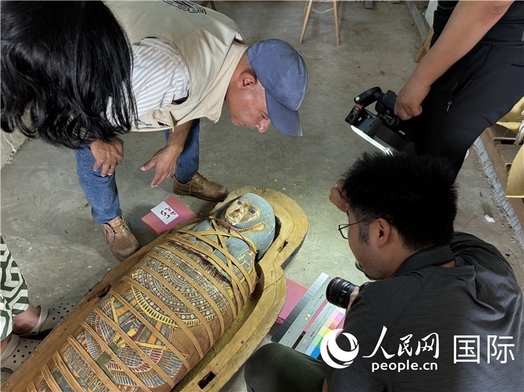 圖為中埃薩卡拉新出土文物數(shù)字化調(diào)查與研究項目團隊在工作現(xiàn)場。薛江攝
