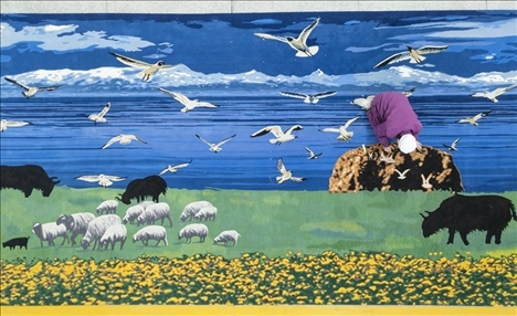 在青海省西寧市圣源地毯集團(tuán)有限公司生產(chǎn)車間，操作工檢查毯面、拔花刺（2023年2月4日攝）。新華社記者 才揚(yáng) 攝