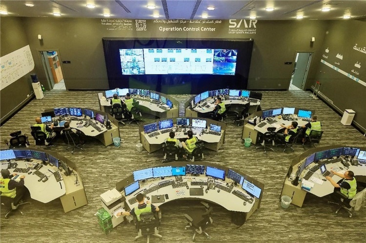 圖為運(yùn)營(yíng)指揮中心一景。中國(guó)鐵建供圖