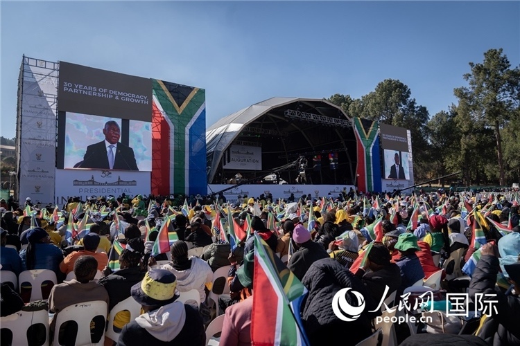 南非民眾觀看拉馬福薩總統(tǒng)就職演說。 人民日報非洲中心分社 希拉茲·莫林攝