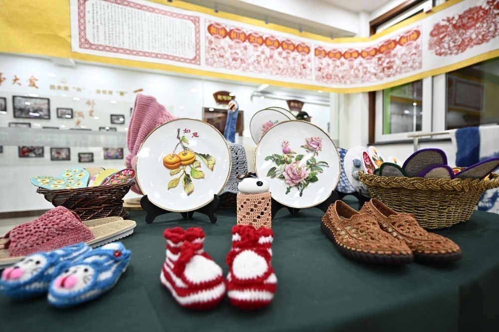 長城花園社區(qū)居民制作的手工藝品（6月19日攝）。