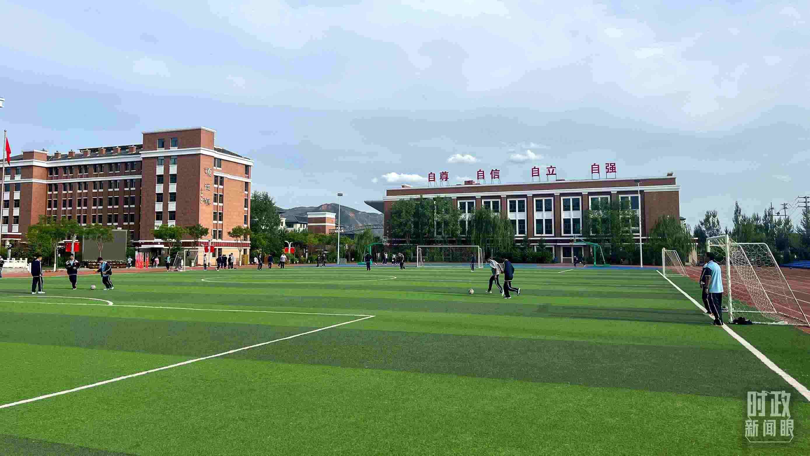 △果洛西寧民族中學(xué)。（總臺央視記者楊波、楊新禹拍攝）