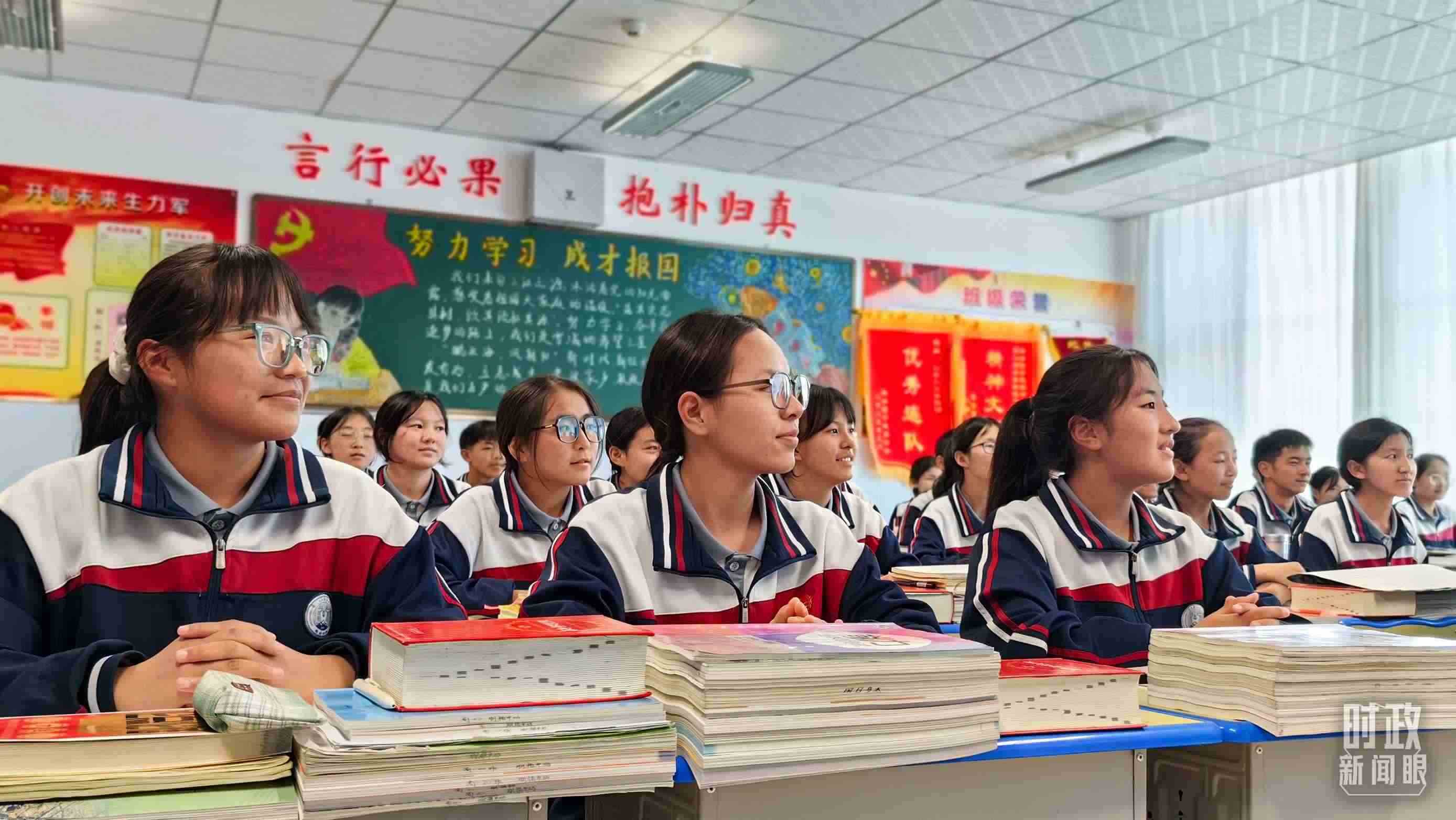 △果洛西寧民族中學(xué)高一（1）班的“新時代、新家鄉(xiāng)”主題思政課。（總臺央視記者段德文拍攝）