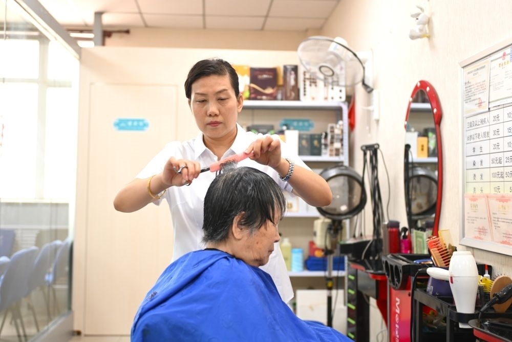 6月20日，長城花園社區(qū)的志愿者為居民理發(fā)。