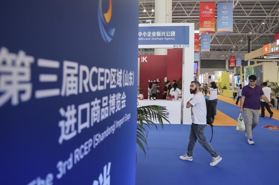 2023年8月18日，人們?cè)诘谌龑肦CEP區(qū)域（山東）進(jìn)口商品博覽會(huì)上參觀。新華社發(fā)（許傳寶 攝）