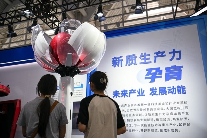 6月20日，與會者參觀天津云圣智能科技有限責任公司展區(qū)展出的“圣·寶蓮燈”全自主無人機巡檢系統(tǒng)。新華社記者 孫凡越 攝