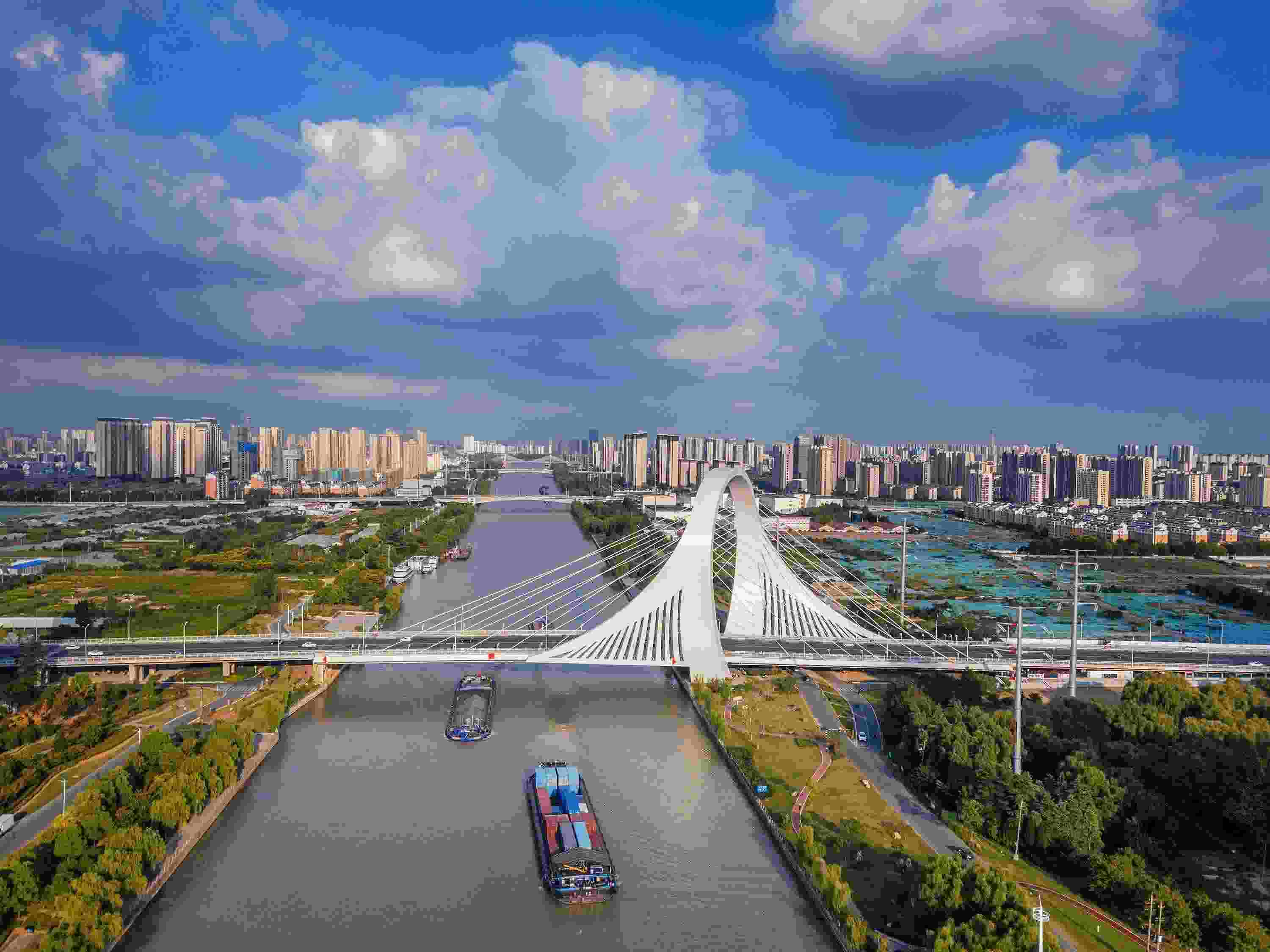 2022年9月12日，幾艘船舶行駛在江蘇淮安運(yùn)河大橋附近。