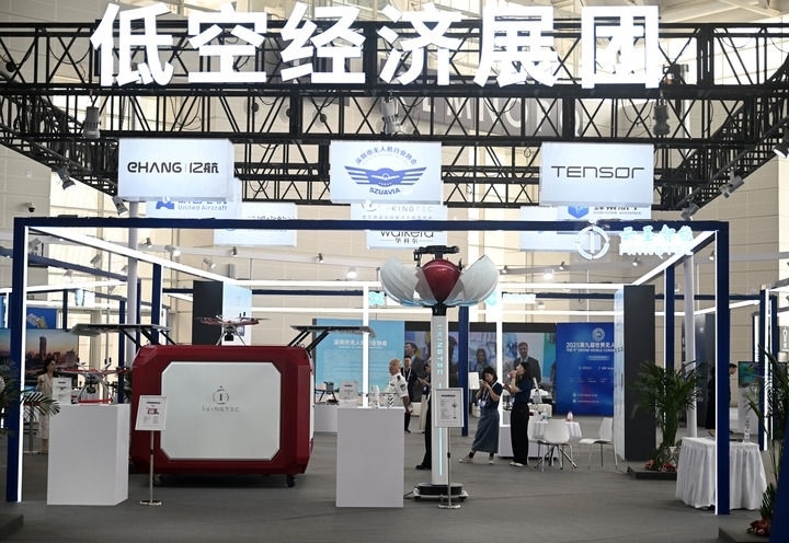 6月20日，參觀者在博覽會低空經(jīng)濟展團參觀。新華社記者 趙子碩 攝