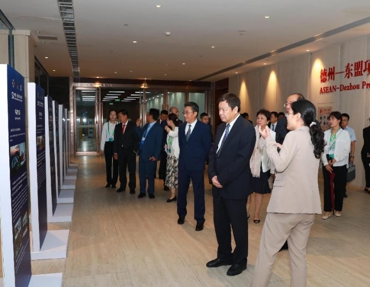 與會嘉賓參觀圖片展。中國外文局供圖