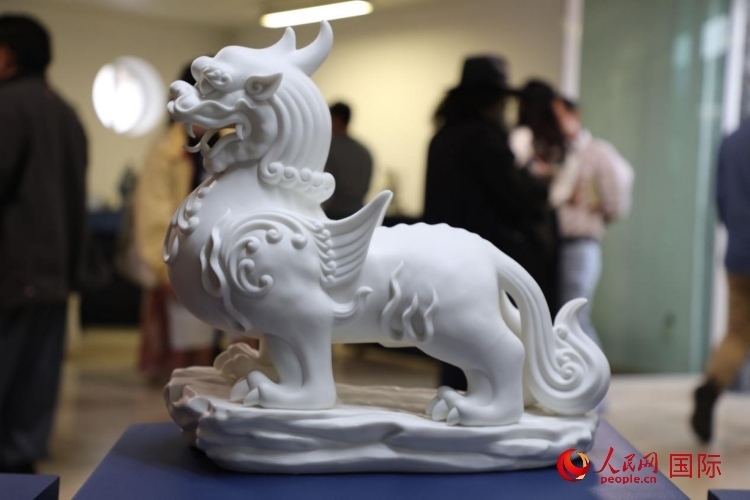 展覽現(xiàn)場(chǎng)的德化白瓷。人民網(wǎng) 埃內(nèi)斯托·多明戈斯攝