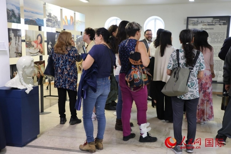 在展覽現(xiàn)場(chǎng)，觀眾們駐足欣賞德化白瓷和墨西哥彩瓷。人民網(wǎng) 埃內(nèi)斯托·多明戈斯攝