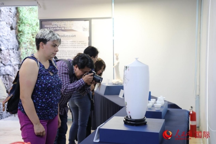 在展覽現(xiàn)場(chǎng)，觀眾們駐足欣賞德化白瓷和墨西哥彩瓷。人民網(wǎng) 埃內(nèi)斯托·多明戈斯攝