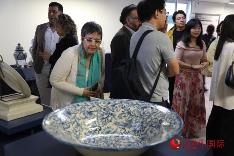 在展覽現(xiàn)場(chǎng)，觀眾們駐足欣賞德化白瓷和墨西哥彩瓷。人民網(wǎng) 埃內(nèi)斯托·多明戈斯攝