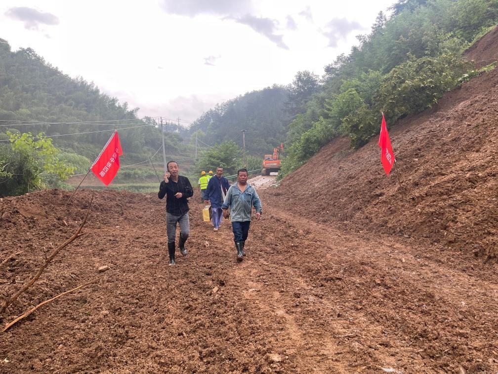 6月22日，木石里008縣道最后一個塌方點搶通。（受訪者供圖）