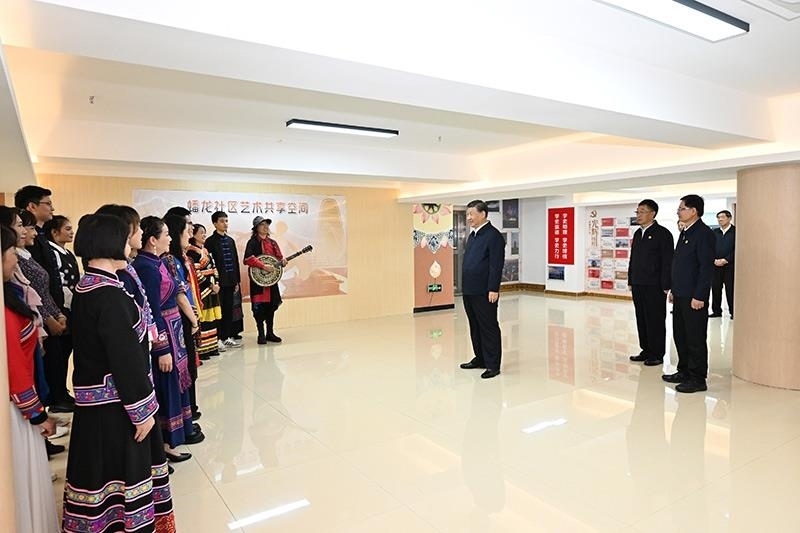 2023年12月14日，習(xí)近平總書(shū)記在廣西南寧市良慶區(qū)蟠龍社區(qū)黨群服務(wù)中心文體活動(dòng)室同社區(qū)居民親切交流。