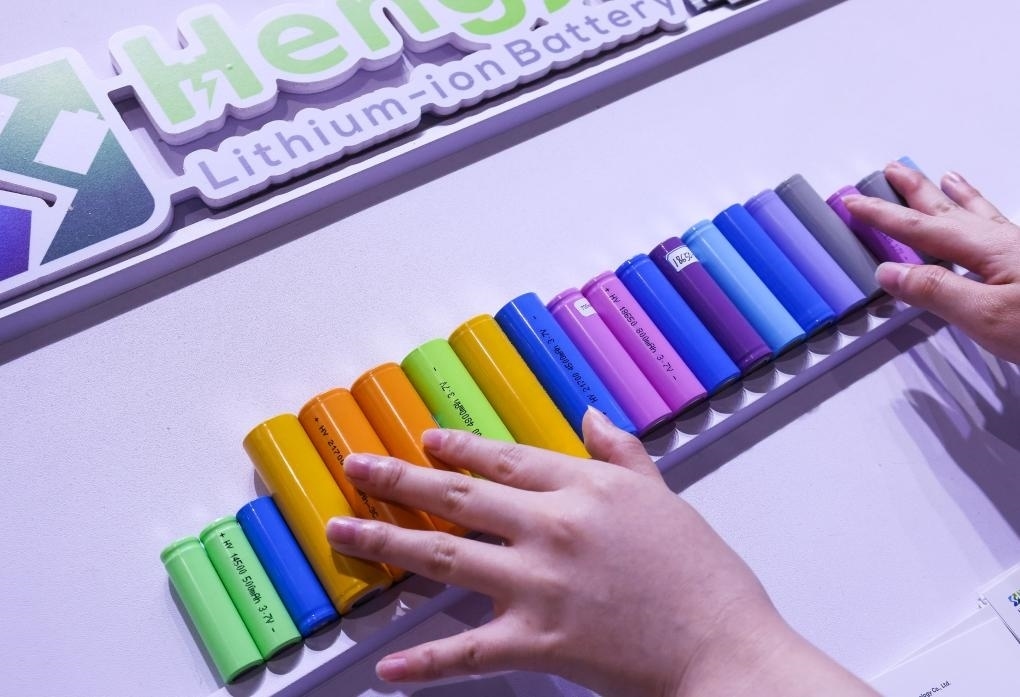 參展商在第135屆廣交會新能源展區(qū)布置鋰電池展品（2024年4月15日攝）。新華社記者 劉大偉 攝